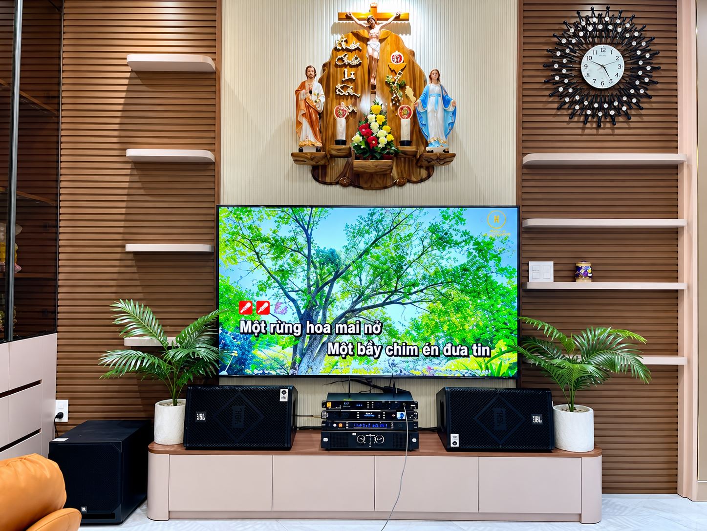 Phòng karaoke gia đình hiện đại